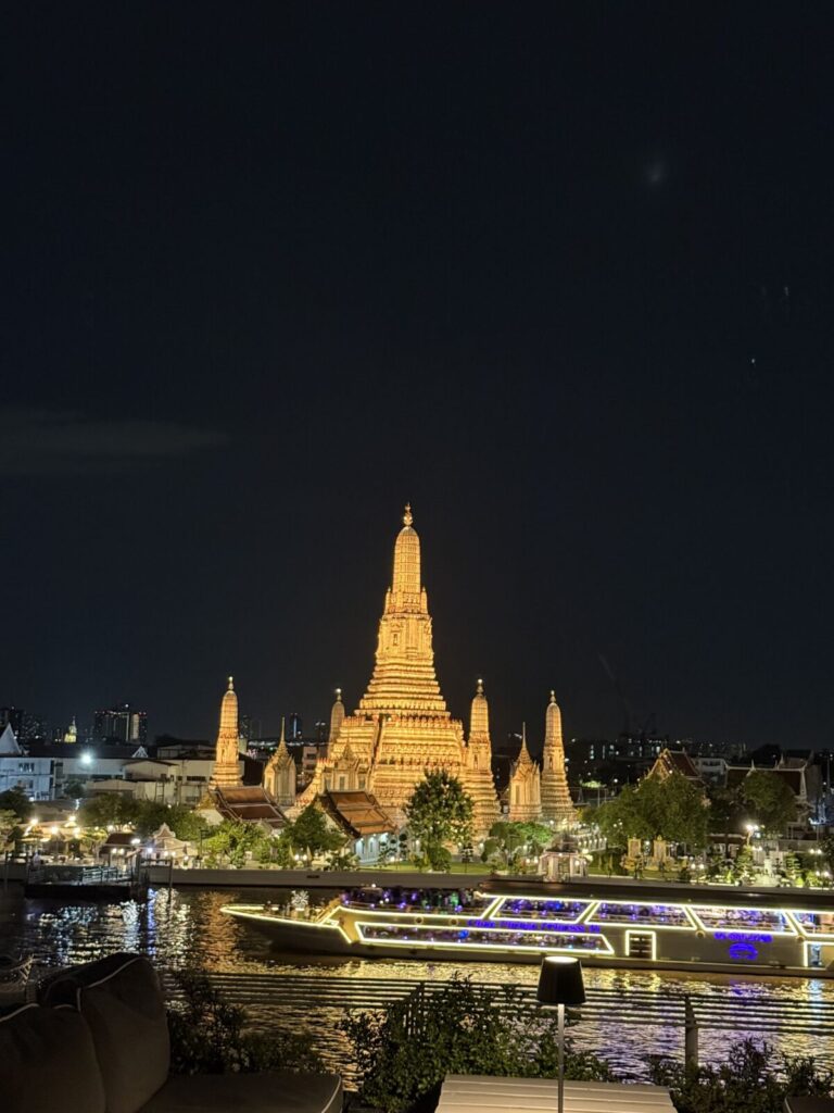 現地人だけが知っている、バンコクのワット・ルアンが黄金に輝く風景を見ながらバンコクの夜を楽しめる場所。Sala Rattanakosin Rooftop Bar