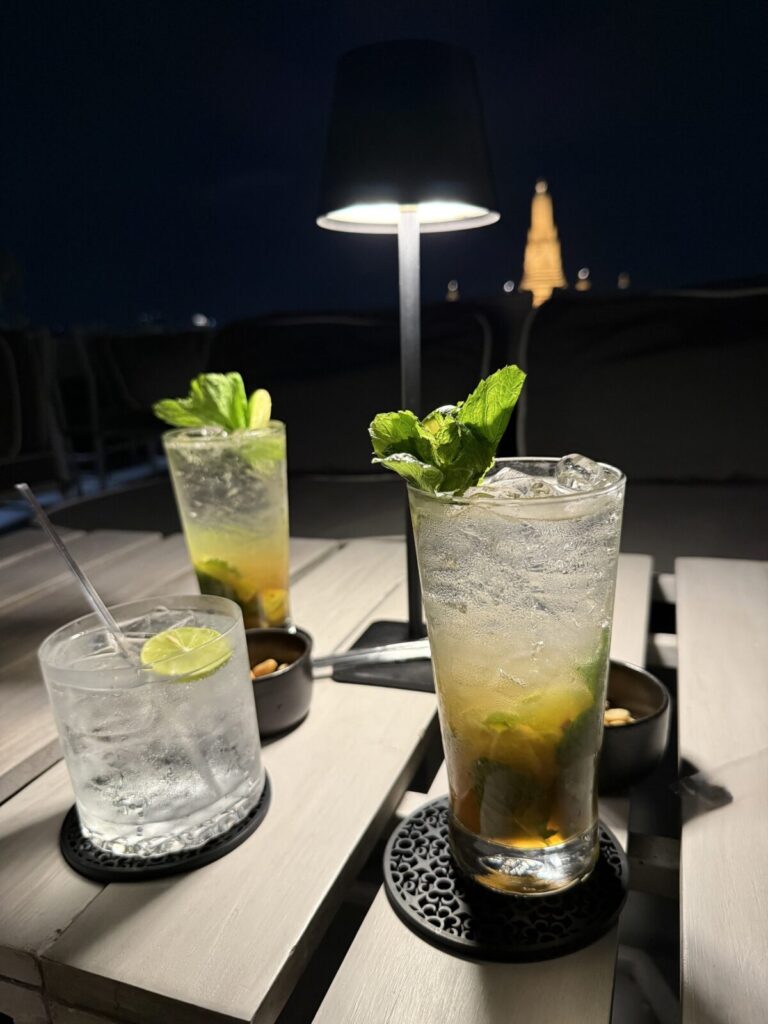 現地人だけが知っている、バンコクのワット・ルアンが黄金に輝く風景を見ながら特別なバンコクの夜を楽しめる場所。Sala Rattanakosin Rooftop Bar