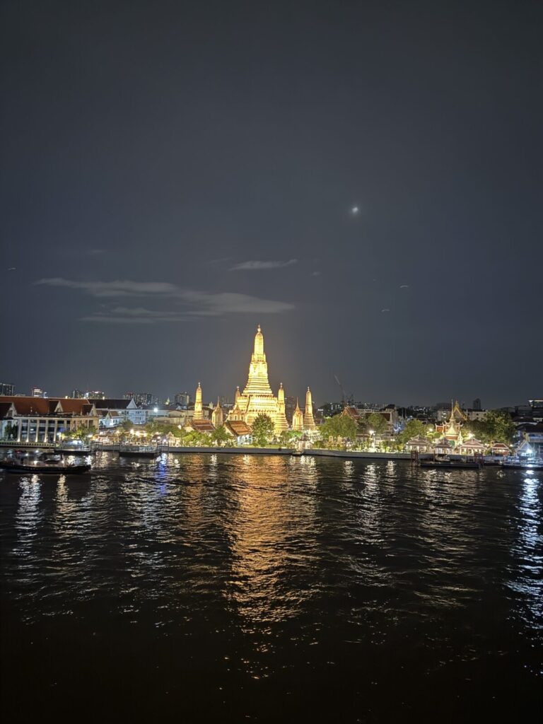 現地人だけが知っている、バンコクのワット・ルアンが黄金に輝く風景を見ながらバンコクの夜を楽しめる場所。Sala Rattanakosin Rooftop Bar