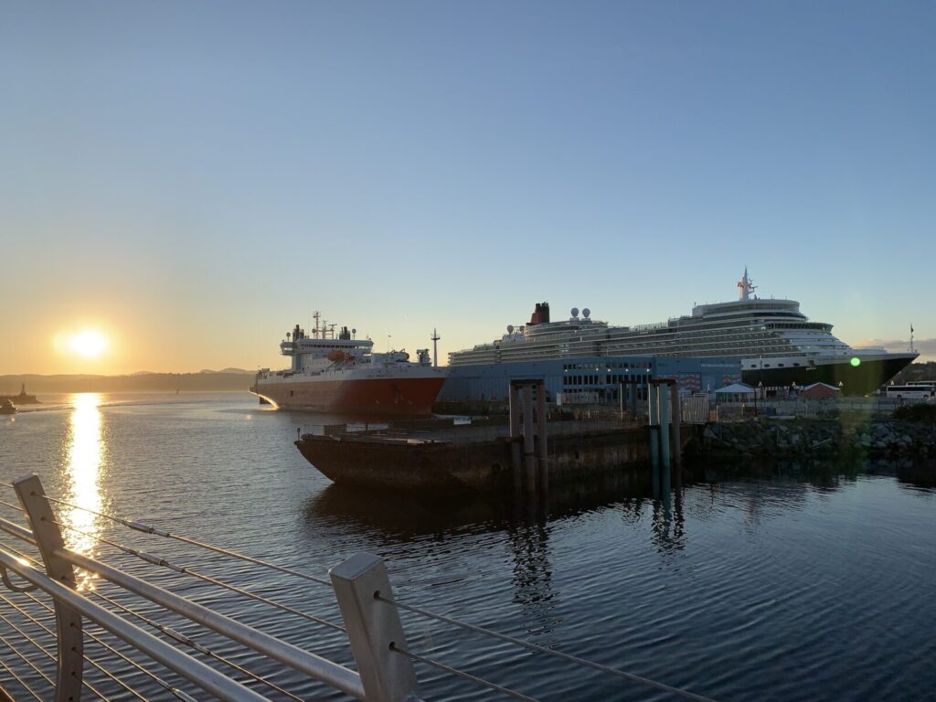 Breakwater Lighthouseは、クルーズ船が停泊するターミナル近くにあり、 長く伸びた防波堤を歩いて行った先にあは、1916 年築の白いどっしりとした灯台があり、素晴らしい海景が眺められる特別な場所。クジラがみれることも。