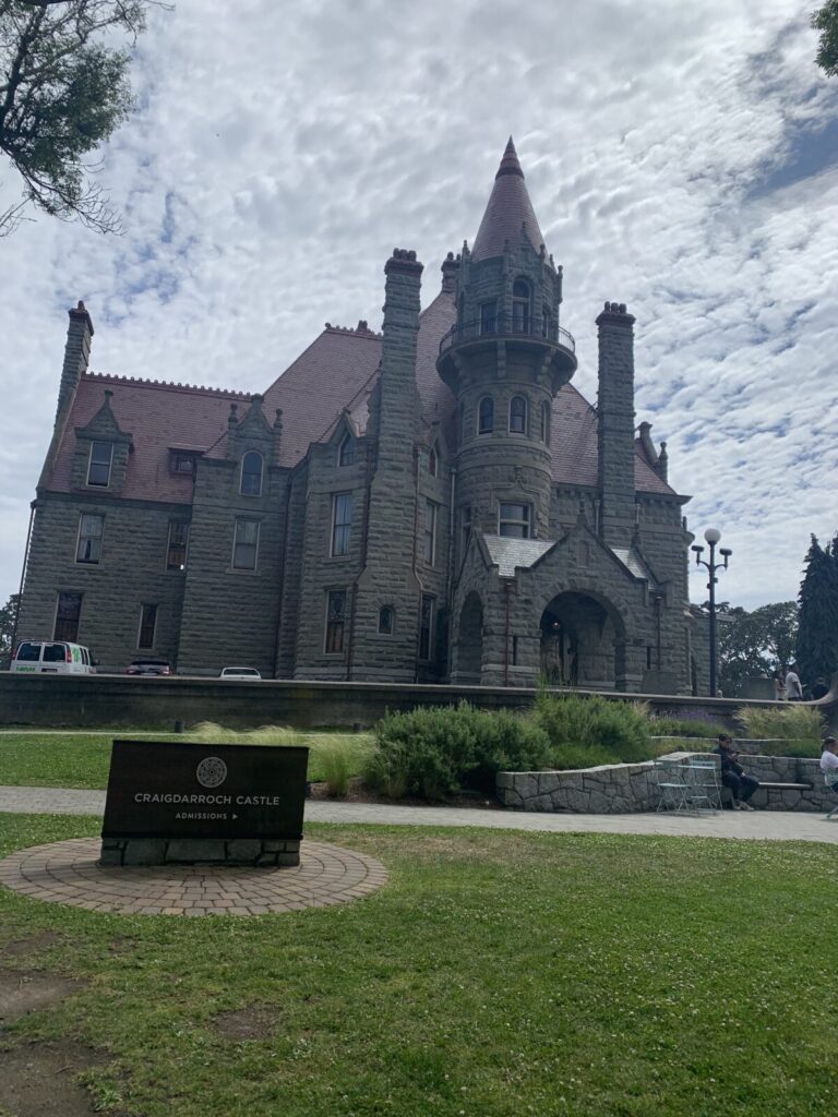 クレイグダーロック・キャッスル。石炭王ロバート・ダンスミアが建てた豪邸で、ステンドグラスが見どころ。