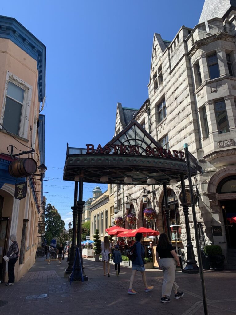 ビクトリアのダウンタウンのバストンスクエアストリート。この辺りはレストランや、カフェ・雑貨屋が並びます。