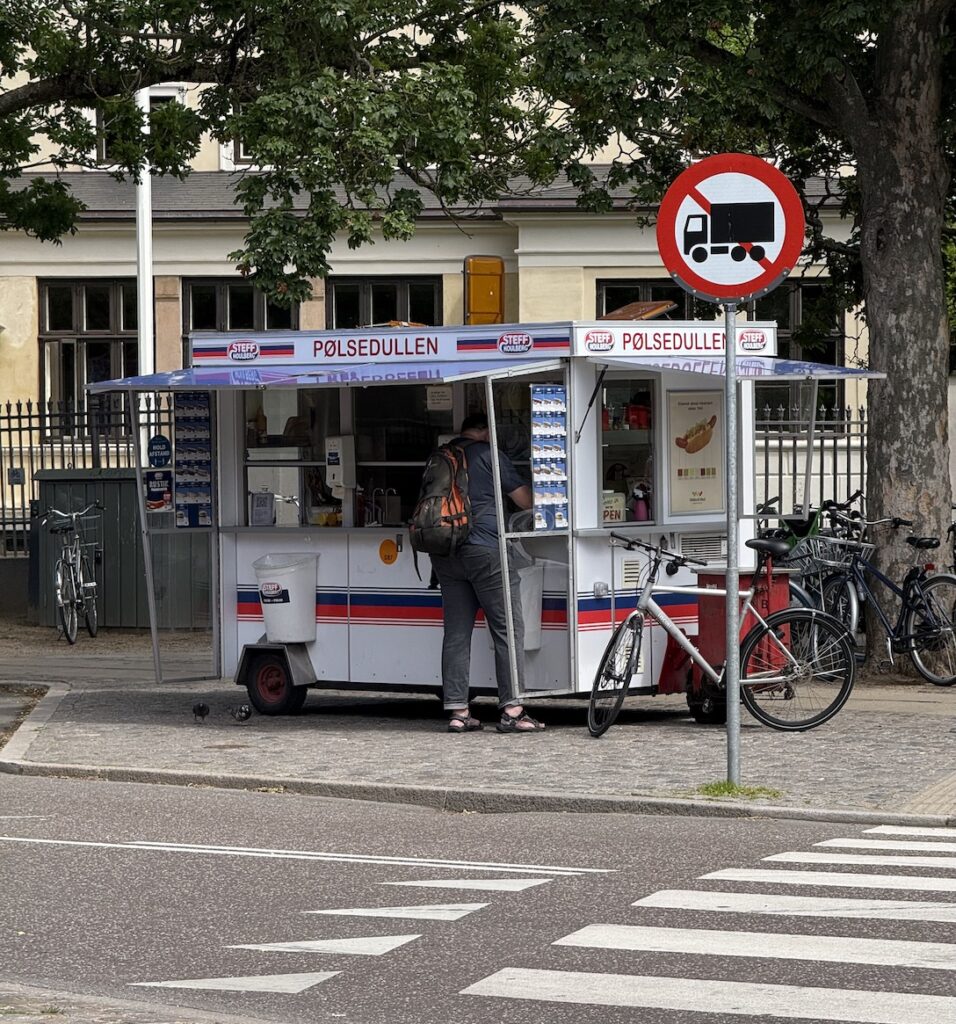 コペンハーゲンで見つけたストリートフード、ホットドックのお店PØLSEDULLEN。