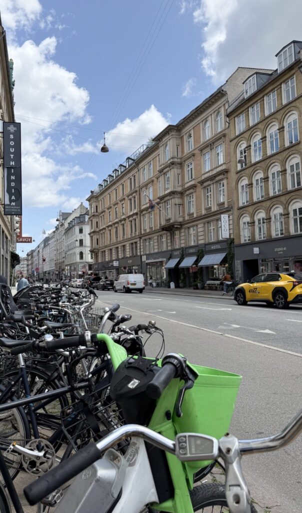 コペンハーゲンでは、自転車が主役。なぜなら、環境と人に優しいグリーンウェーブの仕組みがあるから。