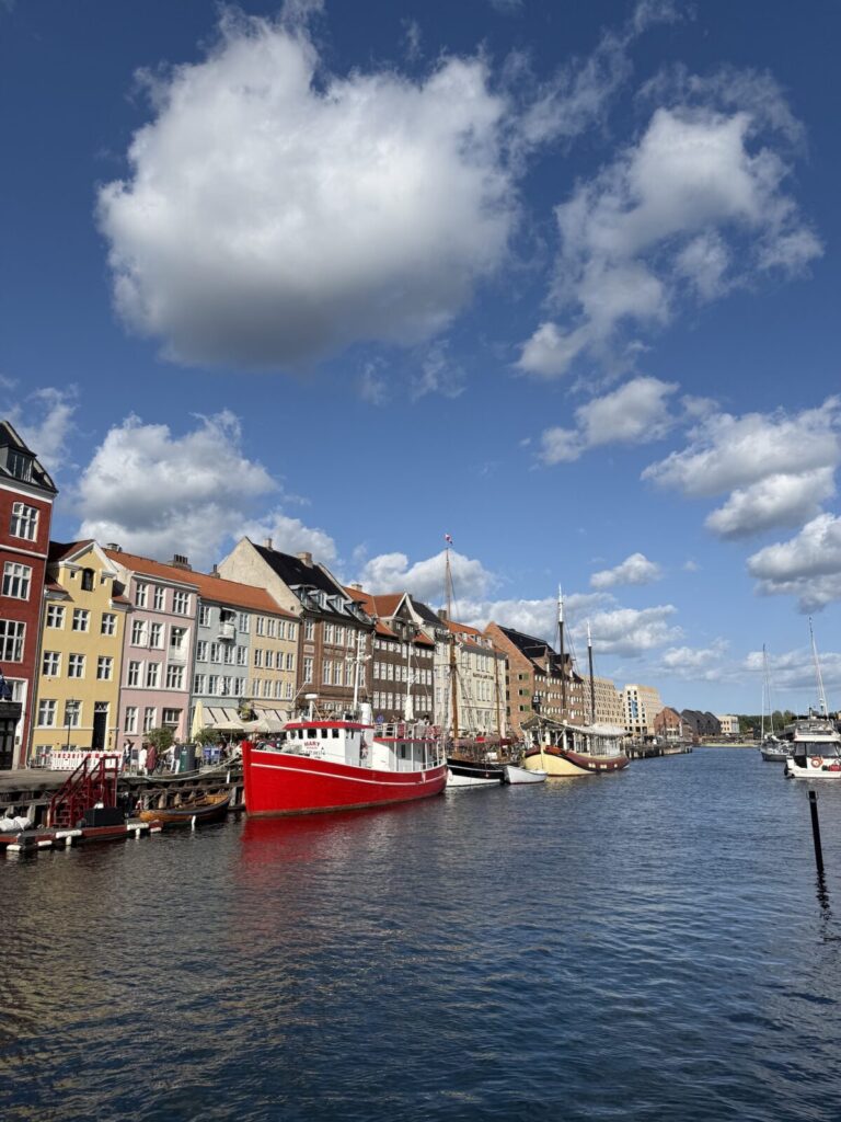 コペンハーゲンの名所、ニューハウン。どこを撮っても絵になる風景。