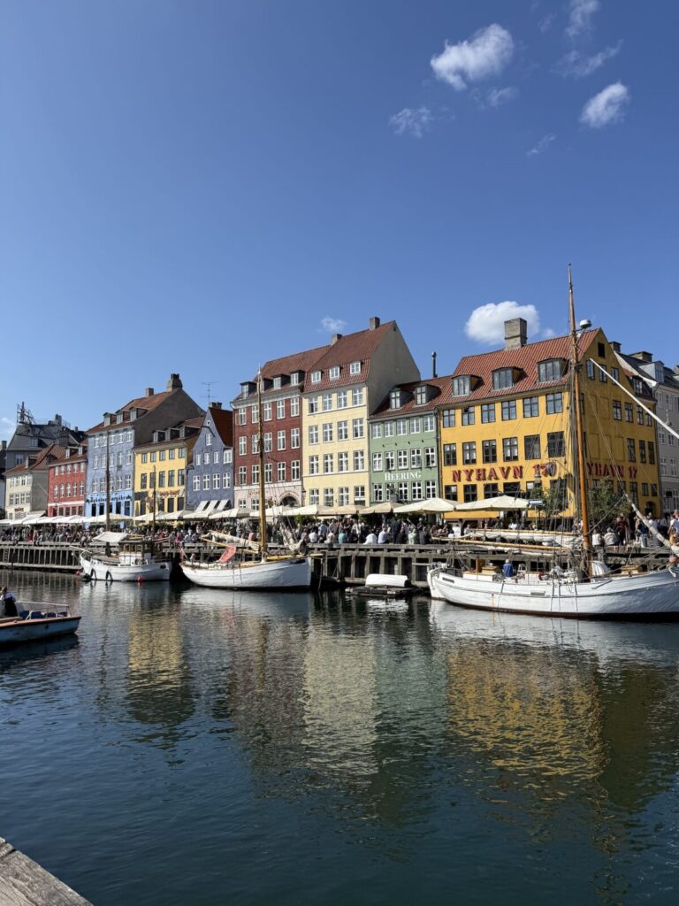 コペンハーゲンの名所、ニューハウン。どこを撮っても絵になる風景。