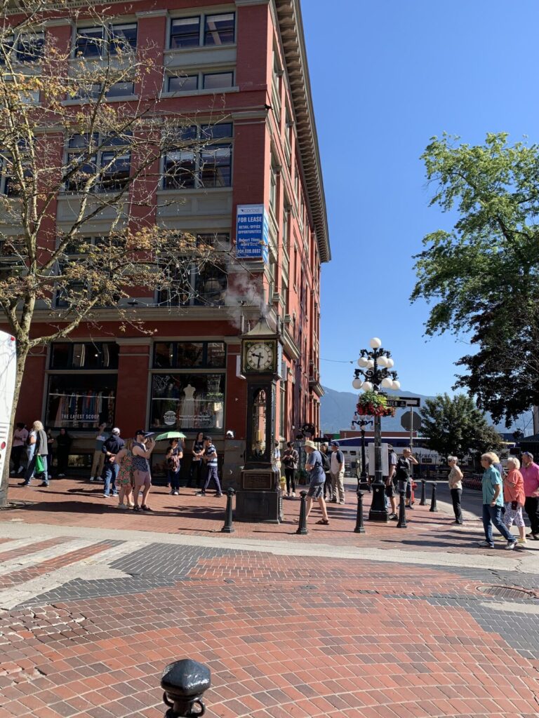 世界的にも珍しい今も動いている蒸し時計。カナダバンクーバー。 100年以上の歴史ある街並みが残る「ギャスタウン(Gastown)」