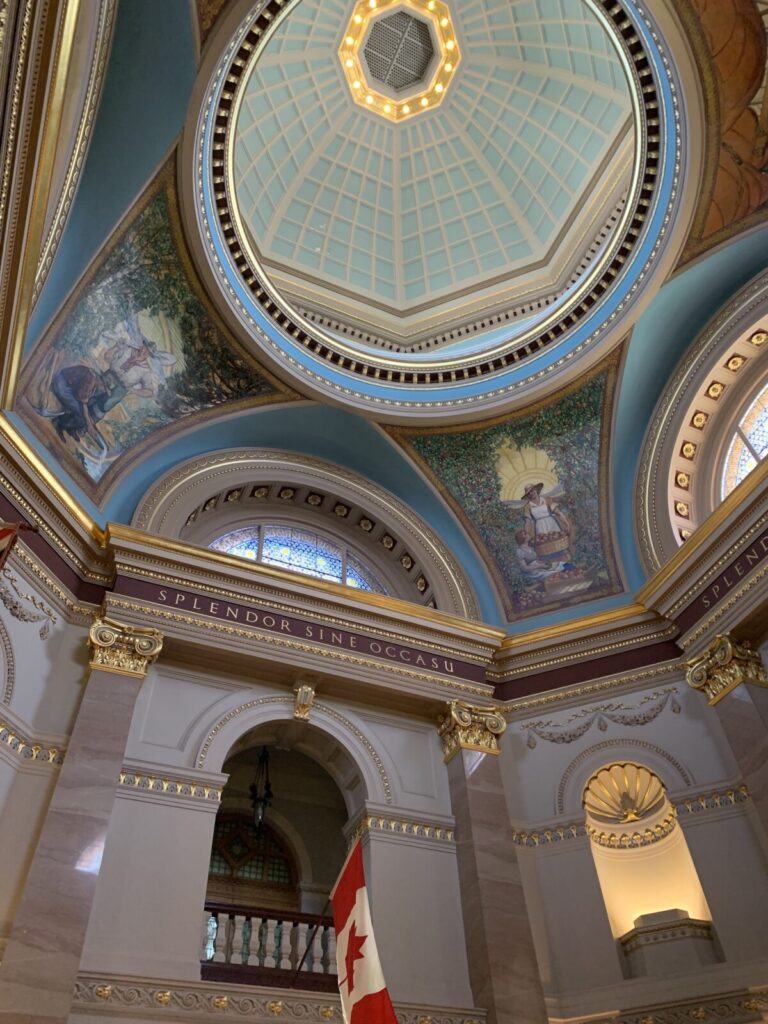 ブリティッシュ・コロンビア州議事堂の中の一部の天井。ネオバロック様式の建物、中には美術品の展示あり。