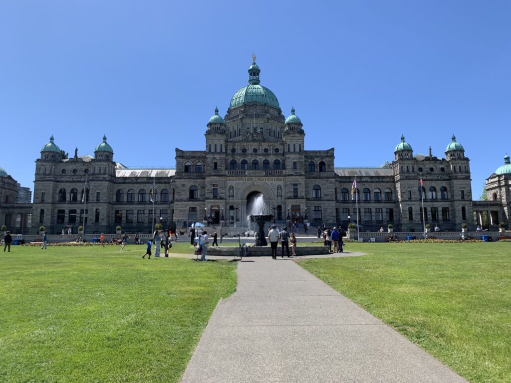 ブリティッシュ・コロンビア州議事堂。ネオバロック様式の建物、中には美術品の展示あり。