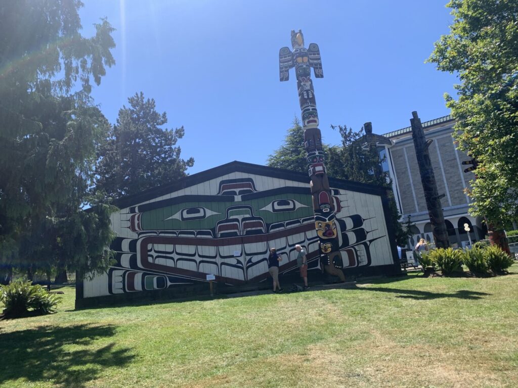 カナダ・ビクトリアにある先住民族の文化や自然史を700万点以上展示する州最大のロイヤルBC博物館の外。トーテムポールが並びます。
