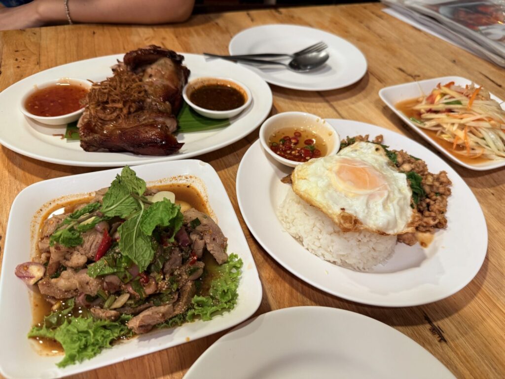 10年前と変わらず健在だった。人気店は変わらず地元タイ人にも愛される名店。名物ガイヤーンとカオニャオの最高コンビも本場の辛さも楽しめます。