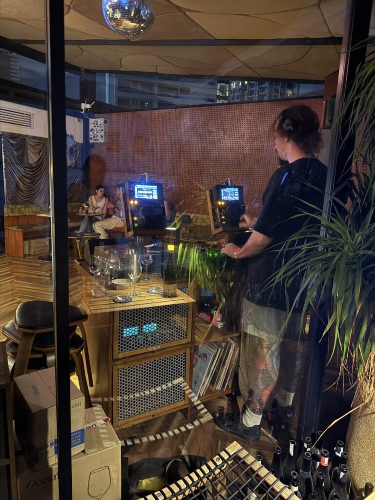 バンコク・トンローの路地裏に、音楽×ワイン×かくれ家バーがあったよ。入り口からはわからない、現地人の知る人ぞ知るお店。不定期で音楽イベントあり。