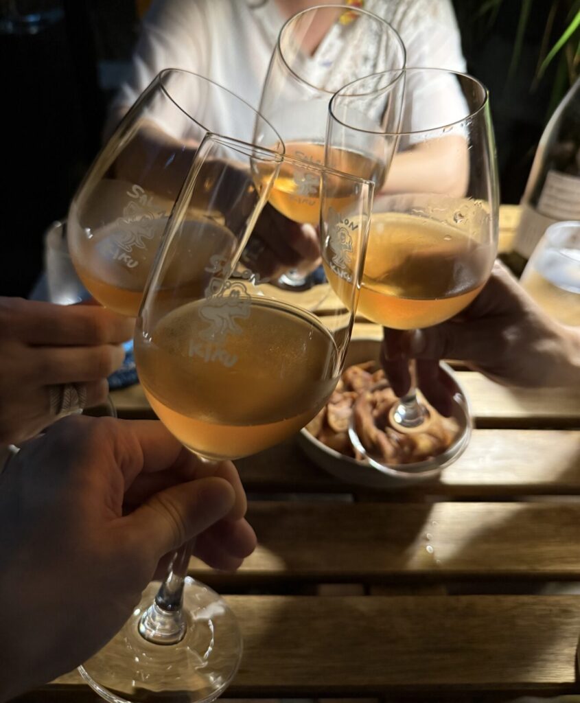 バンコク・トンローの路地裏に、音楽×ワイン×かくれ家バーがあったよ。入り口からはわからない、現地人の知る人ぞ知るお店。