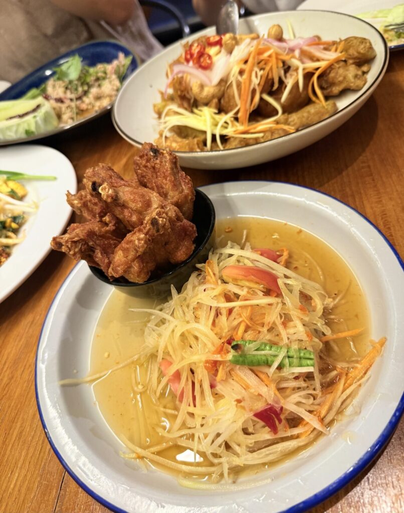 10年経っても変わらず健在だった大好きなお店。おしゃれカフェ風なのに、本場のタイ料理が豊富で安くて美味いが揃う。Sit and Wonder トンローの駅から徒歩で行けるのも◎