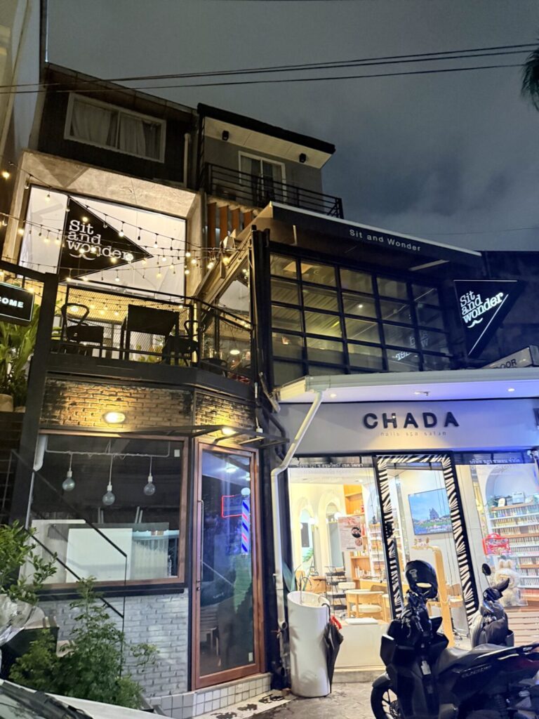 10年経っても変わらず健在だった。おしゃれカフェ風なのに、本場のタイ料理が豊富で安くて美味いお店。Sit and Wonder トンローの駅から徒歩で行けるのも◎