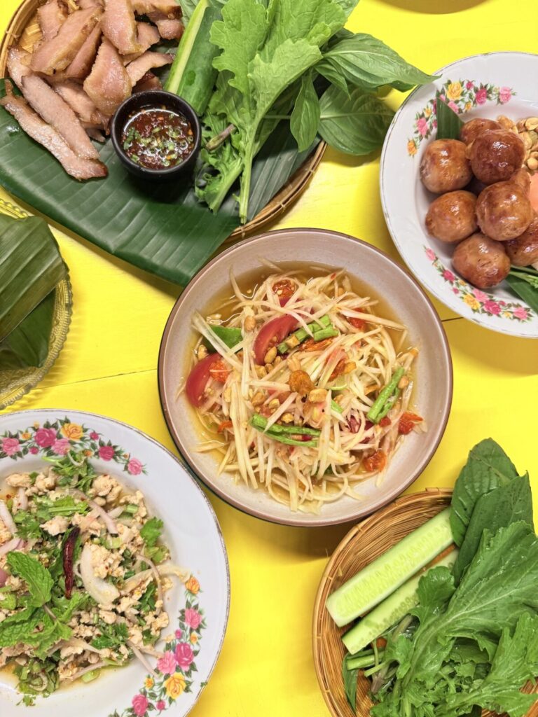 有名店のソムタムダー。イーサン料理が食べられる。味はどれも絶品。