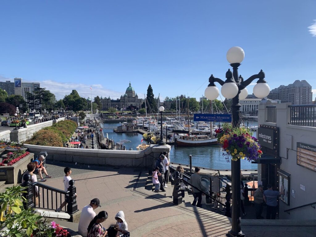 カナダ・ビクトリアの中心地の港。ブリティッシュ・コロンビア州議事堂が見え、素晴らしい景色。Victoria Harbour Ferry