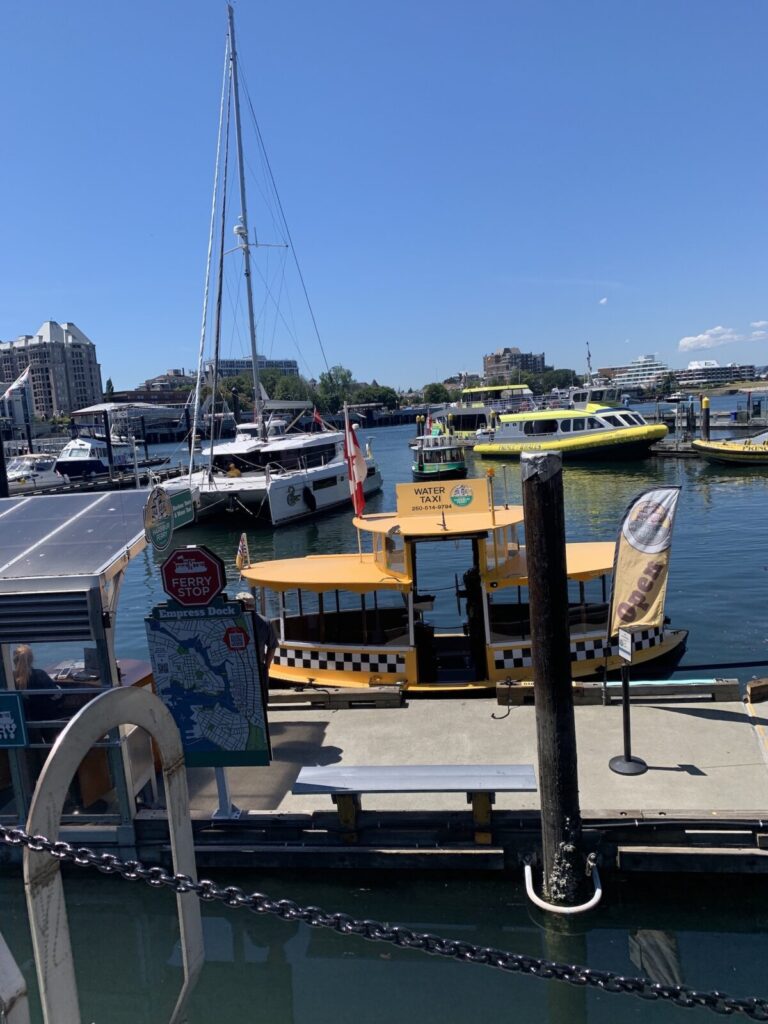 ビクトリアのシンボルにもなるウォータータクシーが港に浮かびます。交通手段の一つになっています。