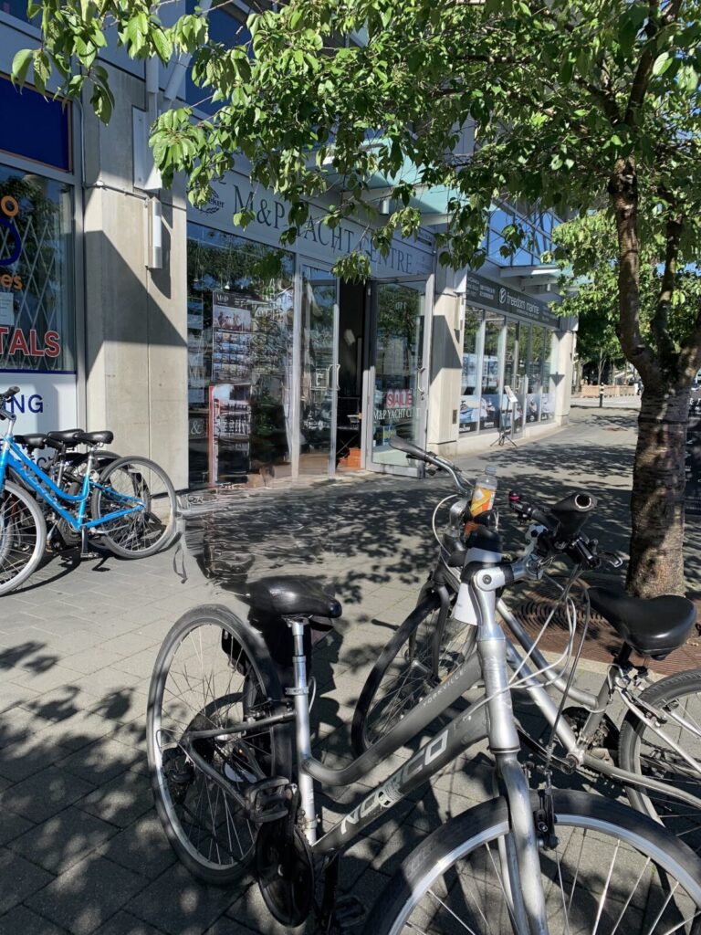 バンクーバーの港近くで自転車を借りて、スタンレーパークへサイクリング。 レンタルができるお店はいくつもあります。