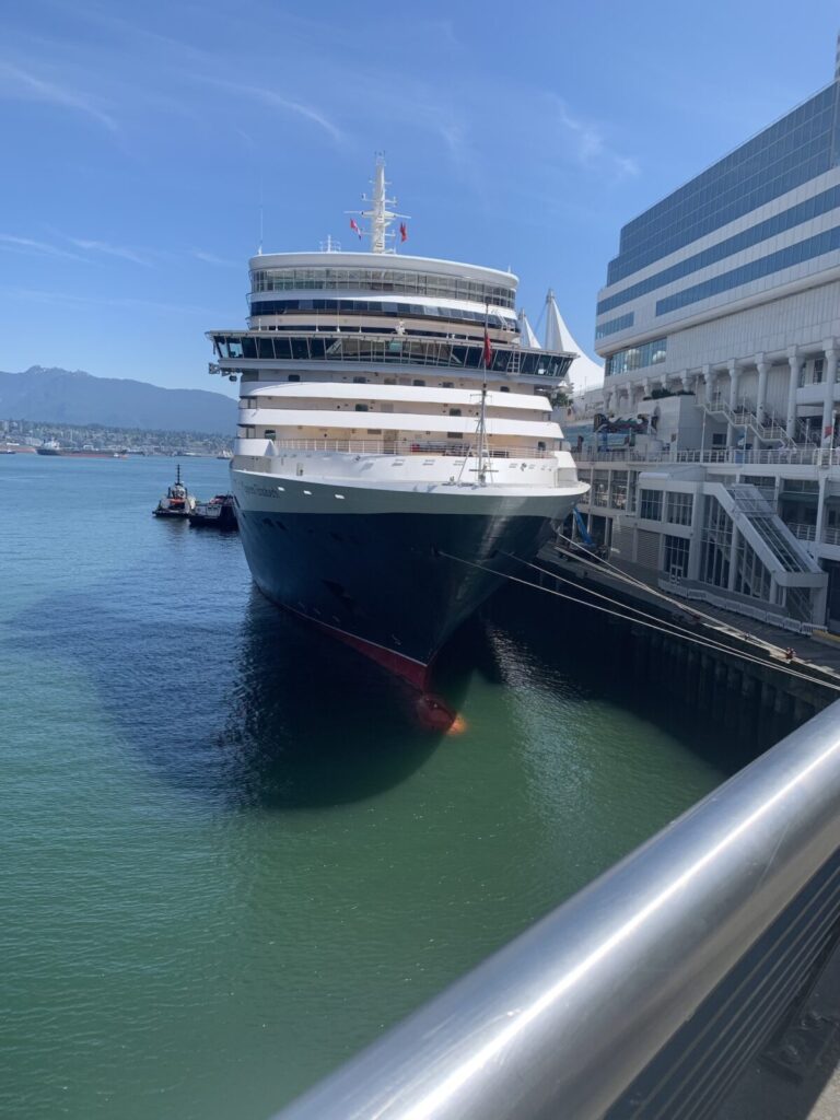 カナダバンクーバーの港、Canada Place。豪華客船が停泊し、すぐシティの街中に出れるのも魅力の一つ。週末はイベントでいつも賑わっています。