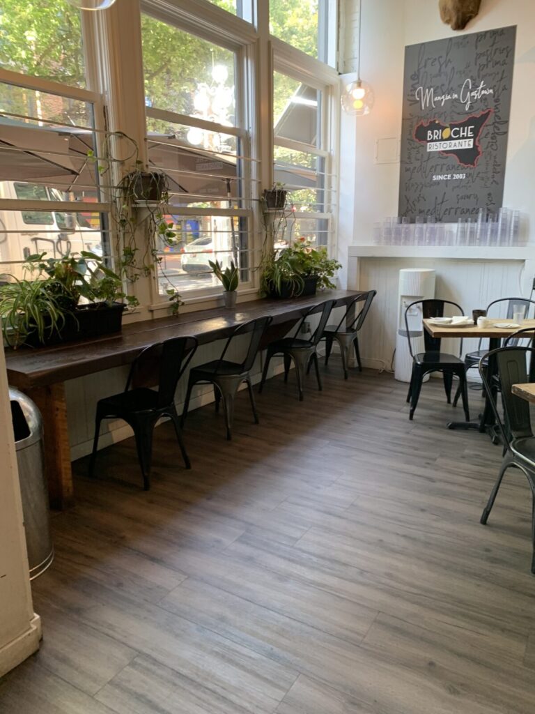 カナダのバンクーバー、ギャスタウンで立ち寄ったBrioche Ristorante。 店内は落ち着いたおしゃれなお店でした。