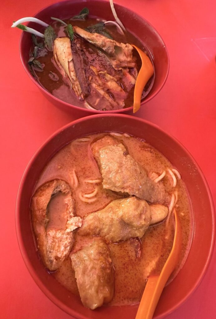 ペタリンストリート(チャイナタウン)にある名物ラクサ専門店、亞三叻沙。アッサムラクサとカレーラクサが味わえます。