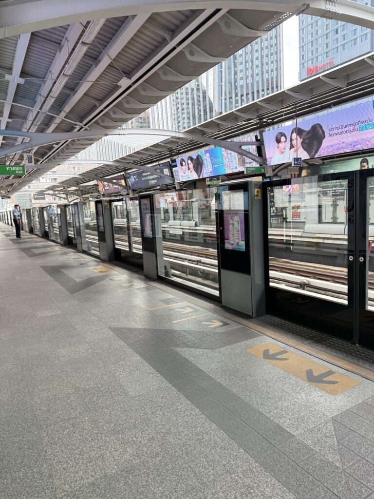 バンコク中心部を走るスカイトレイン。主にスクンビットとシーロムの2路線が、サイアム駅で乗り換えてバンコクの主要エリアを結ぶ。