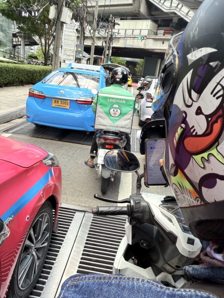 バンコクの渋滞をすり抜けていくには、バイクタクシーが1番効率がいい。けど、絶対ヘルメット借りてね。