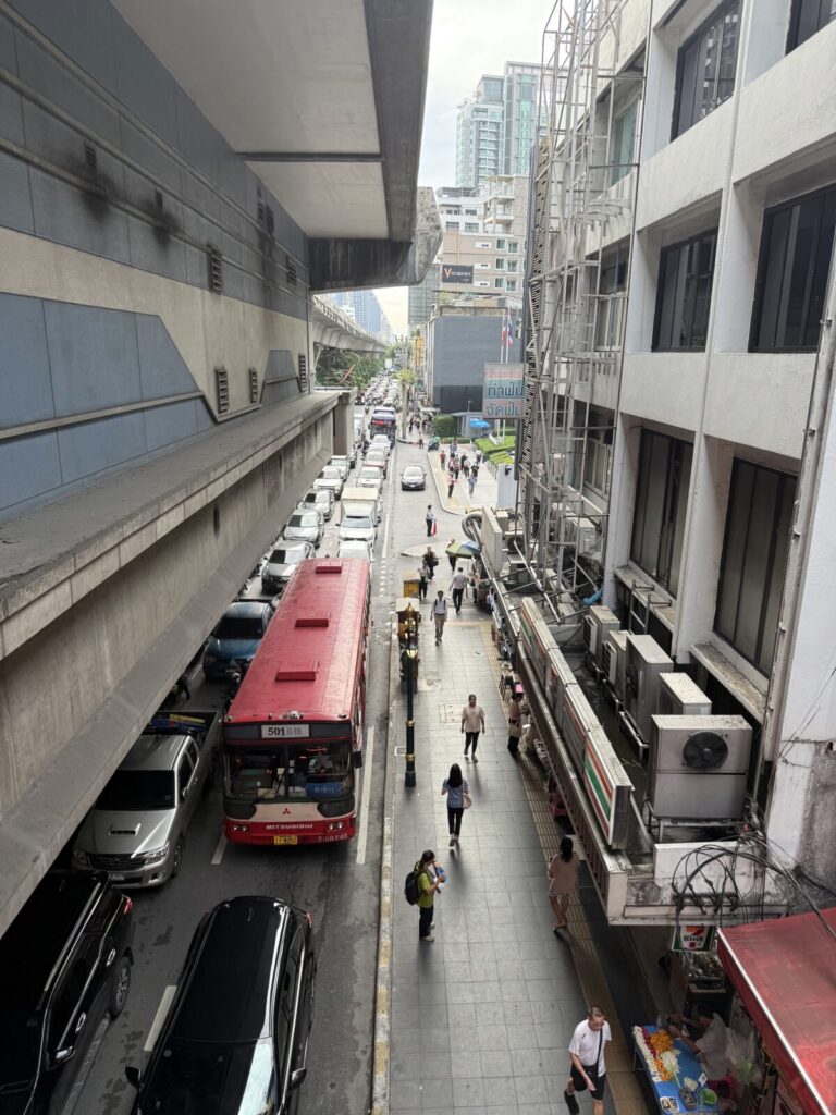 バンコク市内では、いつもこのような光景です。特に金曜日の夕方近くの時間のバンコク中心部は本当にすごい渋滞になるので時間に余裕をもってね。