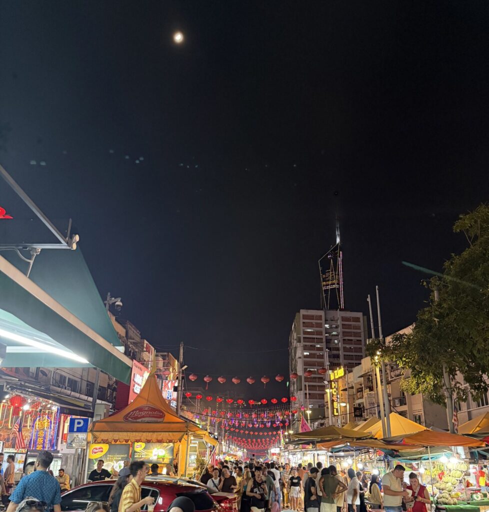 クアラルンプールの賑やかなストリート、ブキッビンタンのアロー通り。