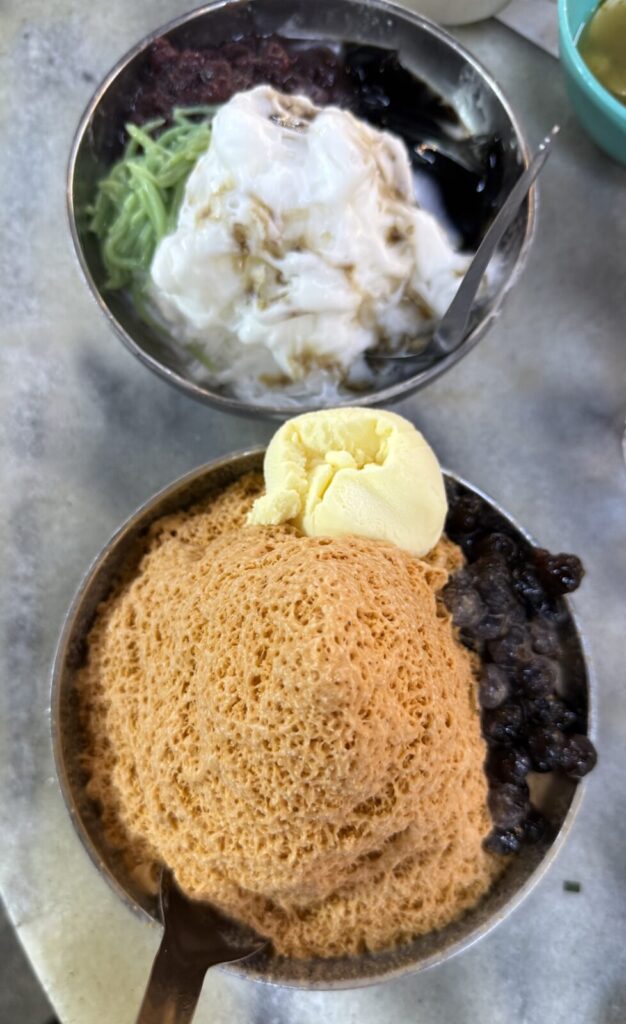 中華系のかき氷スイーツ、チェンドル。緑のゼリー、黒蜜、ココナッツミルク、あずきのベストマッチ。 K88 Food Court。