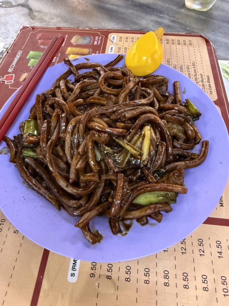 福建ミー(Hokkien Mee/ホッケンミー)はマレーシア発祥の代表的ローカル料理のひとつ。K88 Food Courtにて。