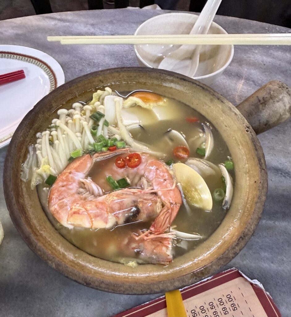 激うまはまぐり鍋。啦啦煲ララポー。紹興酒やチリソースで煮込むのが定番。K88 Food Court。