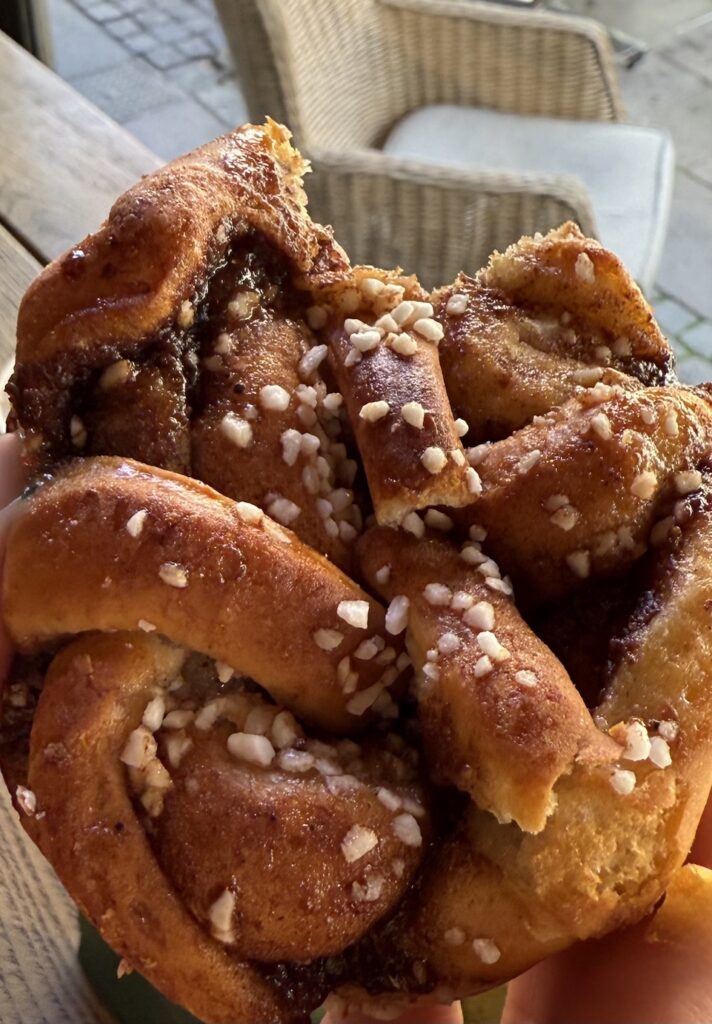 スウェーデン発の北欧のスタバと呼ばれるEspresso Houseのカネルブッレ (Kanelbulle)シナモンロール。