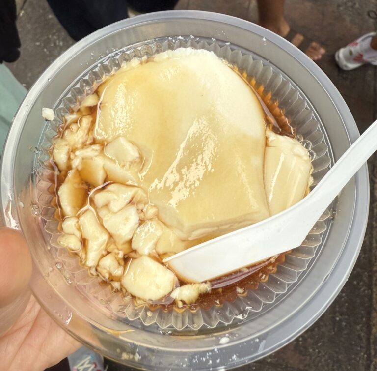中華街の名物スイーツ店。 豆花（トーファー）や豆乳スイーツで知られる人気店で、観光客だけでなく地元の人も行列を作ります。
