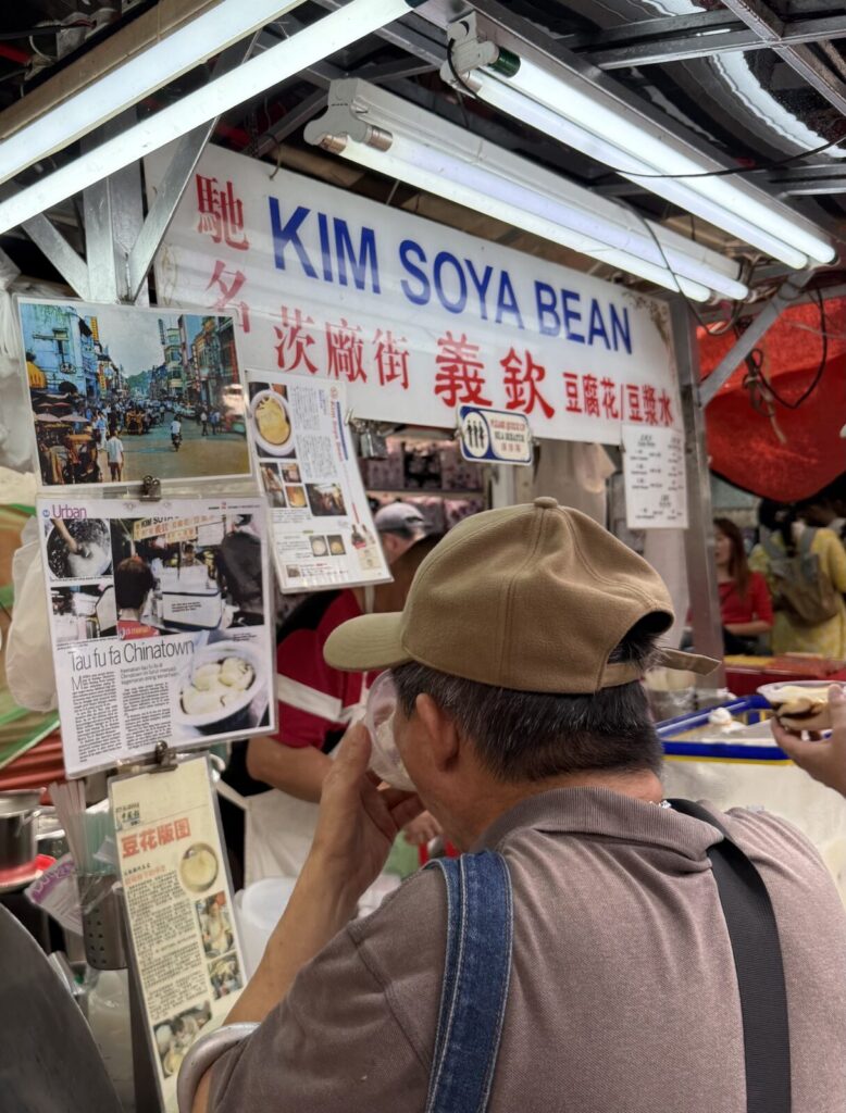 中華街の名物スイーツ店。 豆花(トーファー)や豆乳スイーツで知られる人気店。観光客だけでなく地元の人も行列を作ります。Kim Soya Bean(キム・ソーヤ・ビーン。