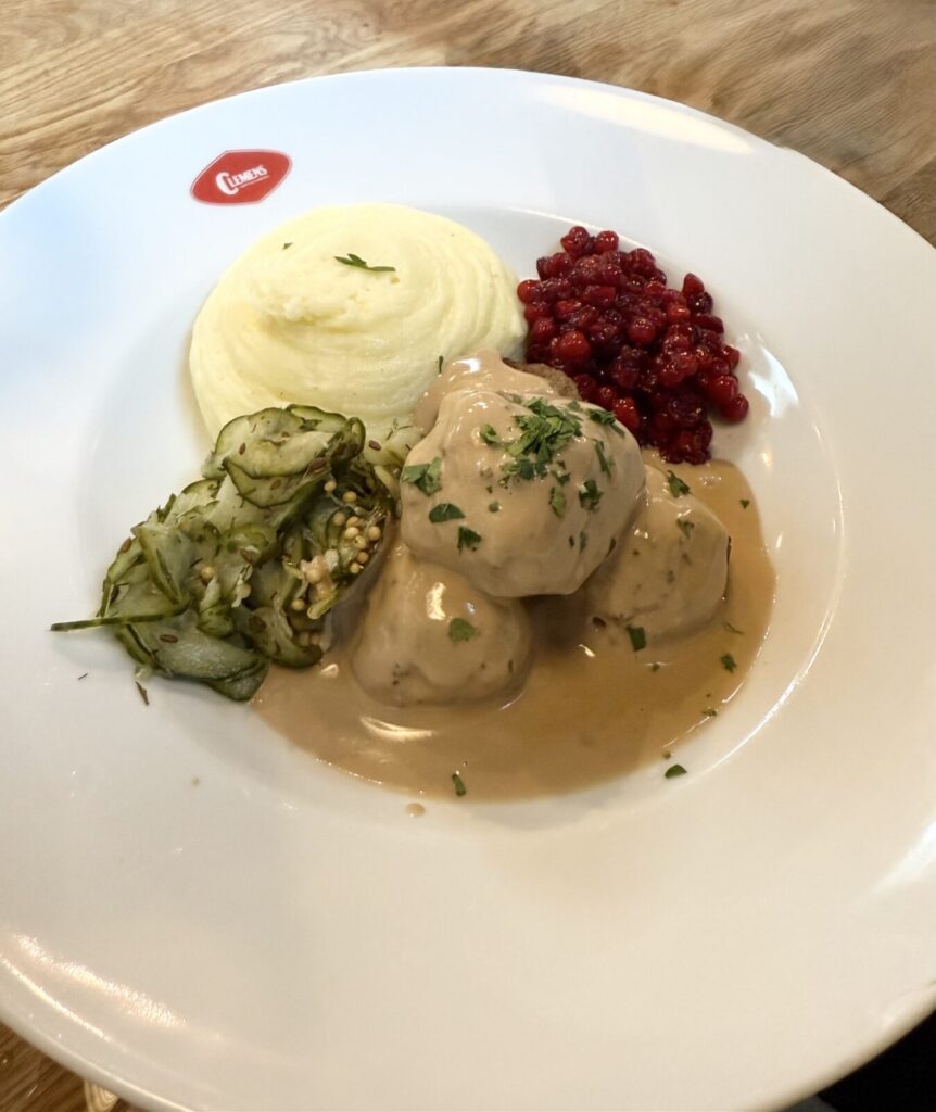 Malmo-Saluhallのフードホールの中のレストランKött&Husman-Malmöのミートボール(Köttbullar)食べないと損する。