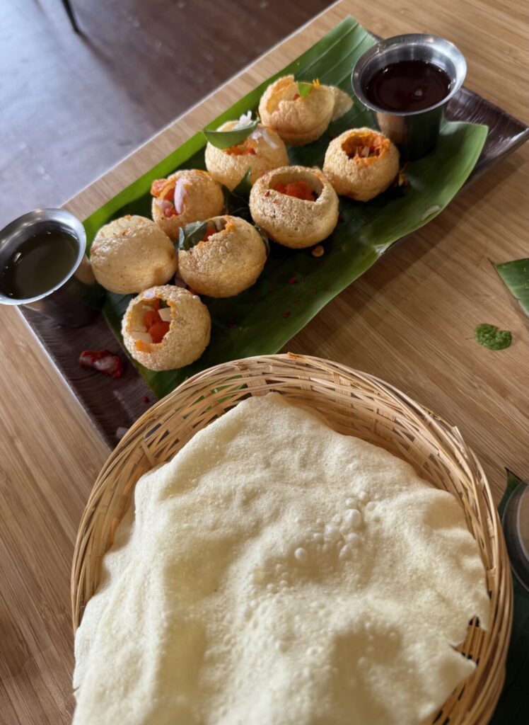 Batu Caveの近くにあるOh Yeah Banana Leaf。中にスパイスが入ったスナックPani Puriと、手が止まらなくなる豆粉せんべいPapadum。