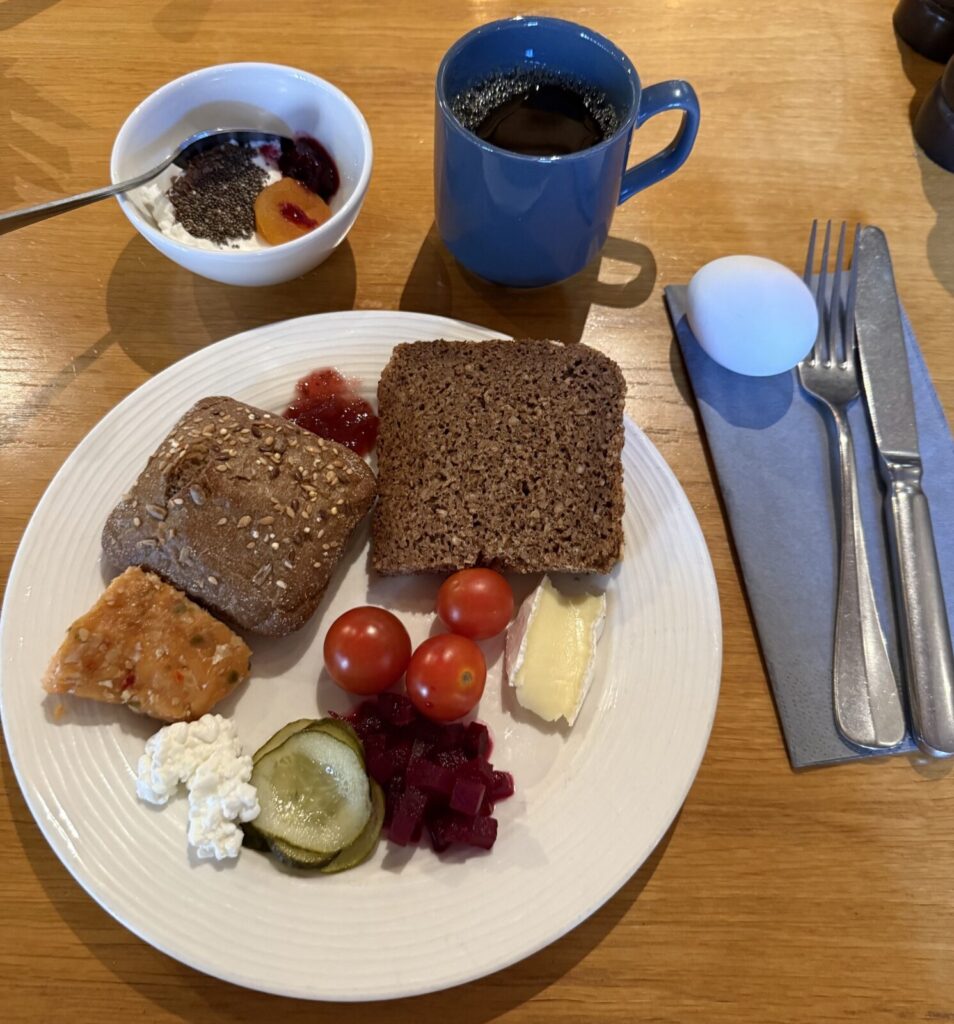 Radisson Blu Hotel Malmöのホテルの朝食。ライ麦パンは絶対食べて欲しい。