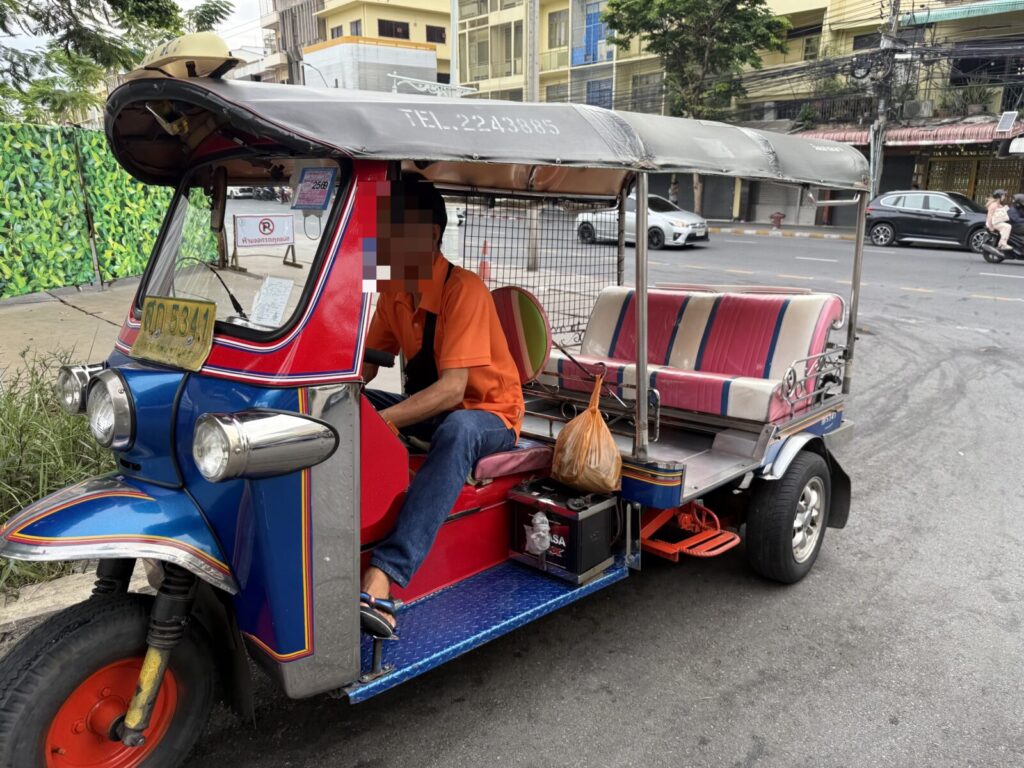 タイと言ったらのトゥクトゥク。どこにでもあるわけではなく、特に観光地に多くあります。必ず乗車前に、値段を確認、荷物が飛ばないようにも気をつけて乗ってください。