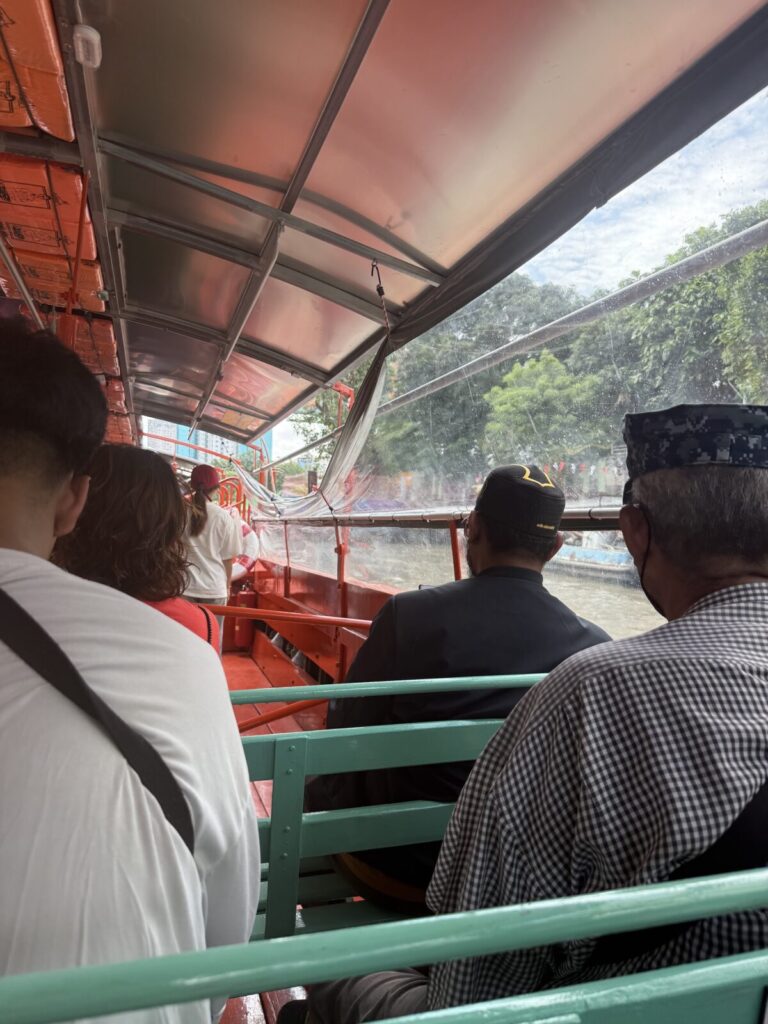 バンコクのセンセープ運河のボート。密かに渋滞回避にはかなり早く行けます。特にプラチナムモールやセントラルワールドへ行く時は是非使ってみて!感動レベルでした。