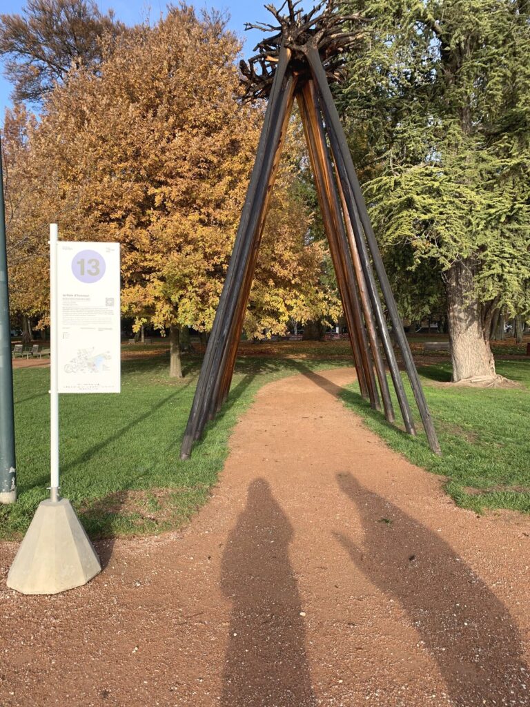 アヌシー ヨーロッパ公園のアート彫刻と紅葉の木々