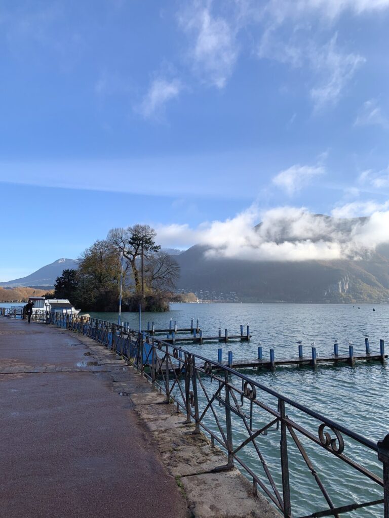 アヌシー湖畔の桟橋 雲がかかるアルプスの山々を背景に