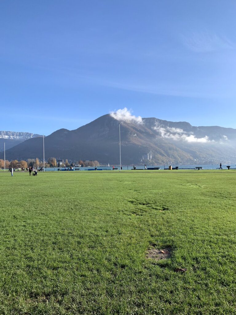アヌシー ル・パキエ公園からアルプスと湖を一望する風景