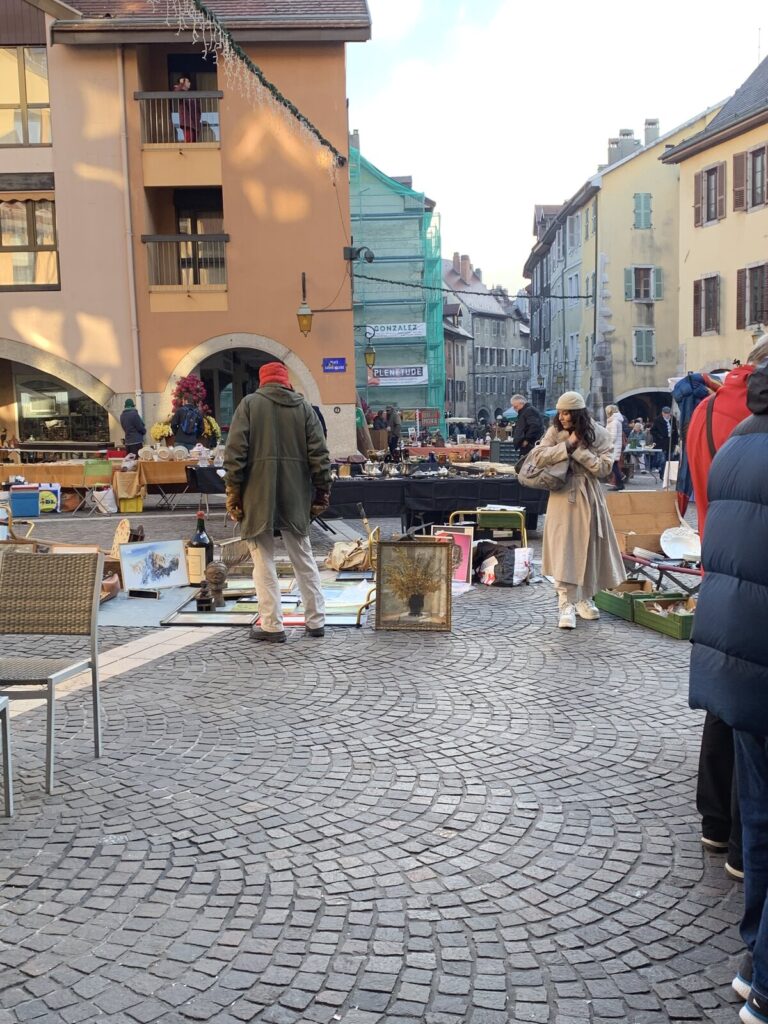 アヌシー旧市街の週末ブロカント 蚤の市の賑わい