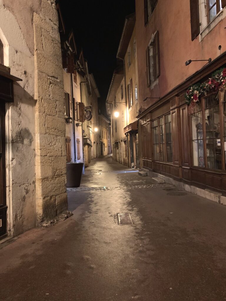 アヌシー旧市街の夜の路地 ランプに照らされた石造りの通り