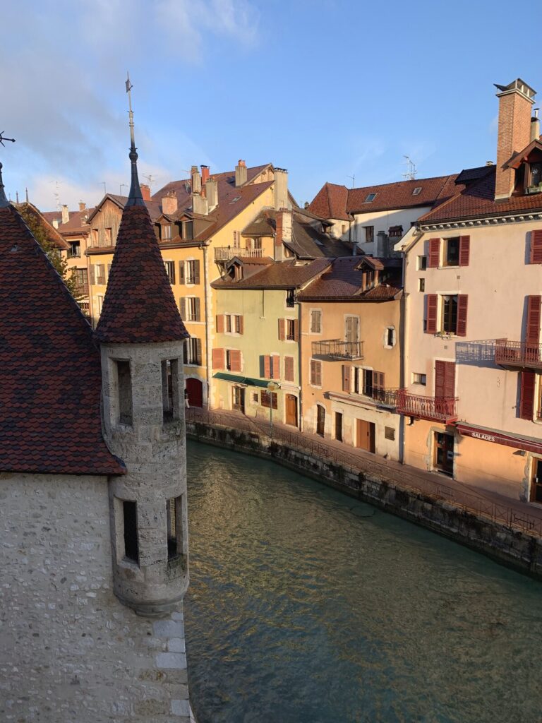 アヌシー パレ・ド・リルとティウー運河沿いのカラフルな建物