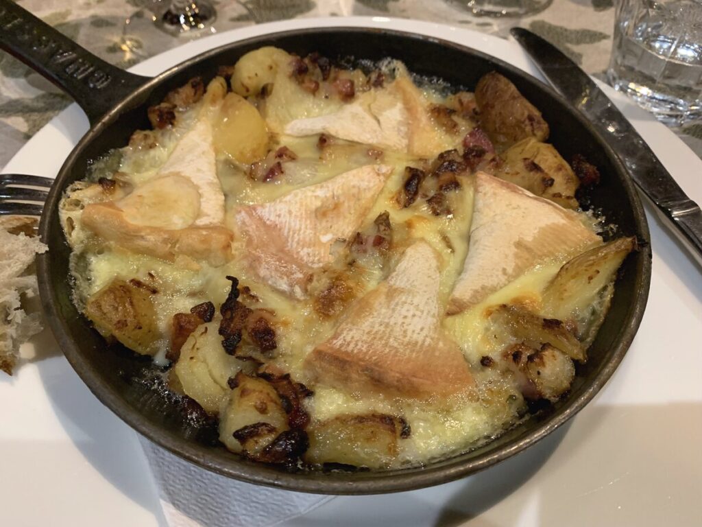 サヴォワ地方の名物ラクレット料理 溶けたチーズとポテト