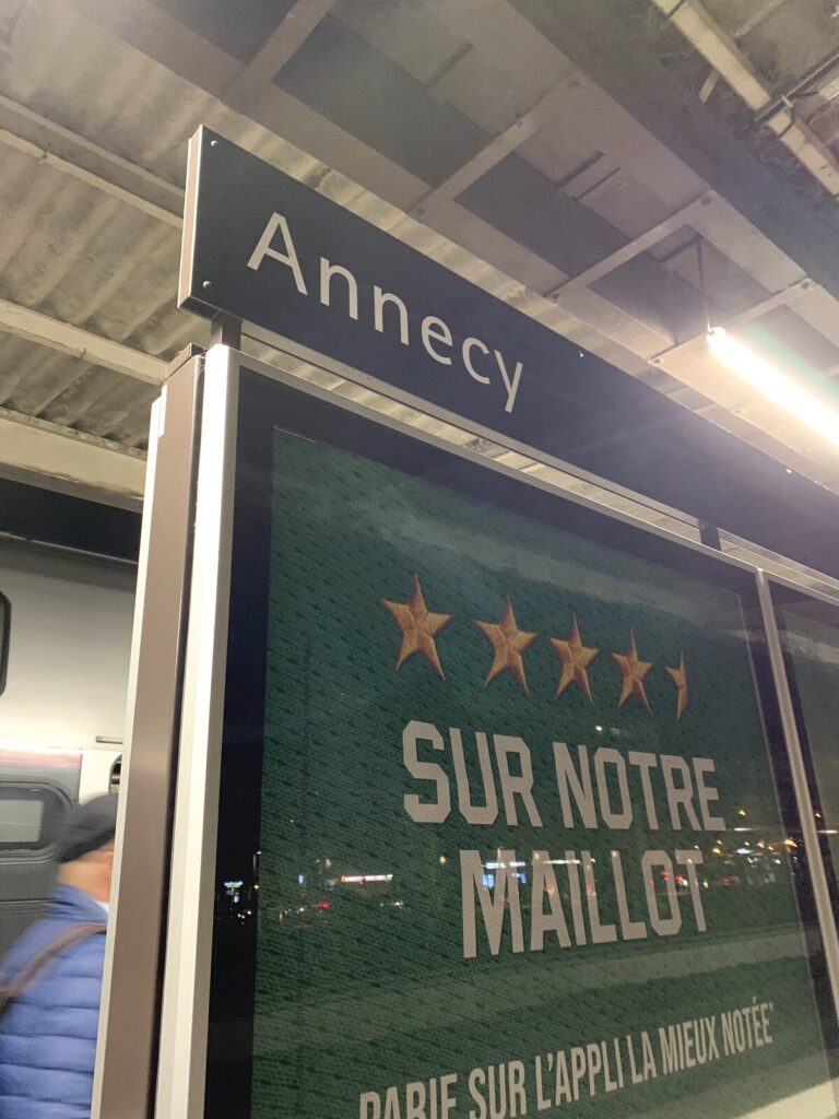 アヌシー駅のホームにある駅名看板