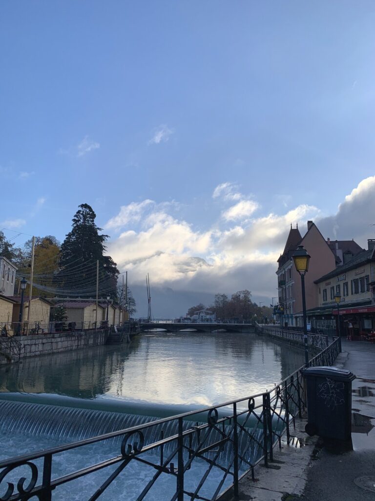 アヌシー ティウー運河の水門と旧市街の街並み